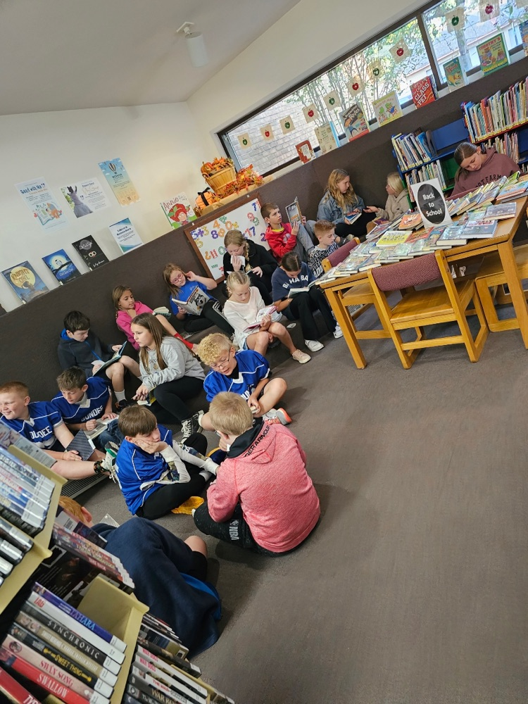 Image of Ms. Draheim’s class at the library.