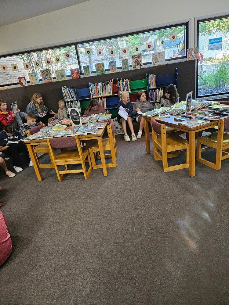 Image of Ms. Draheim’s class at the library.